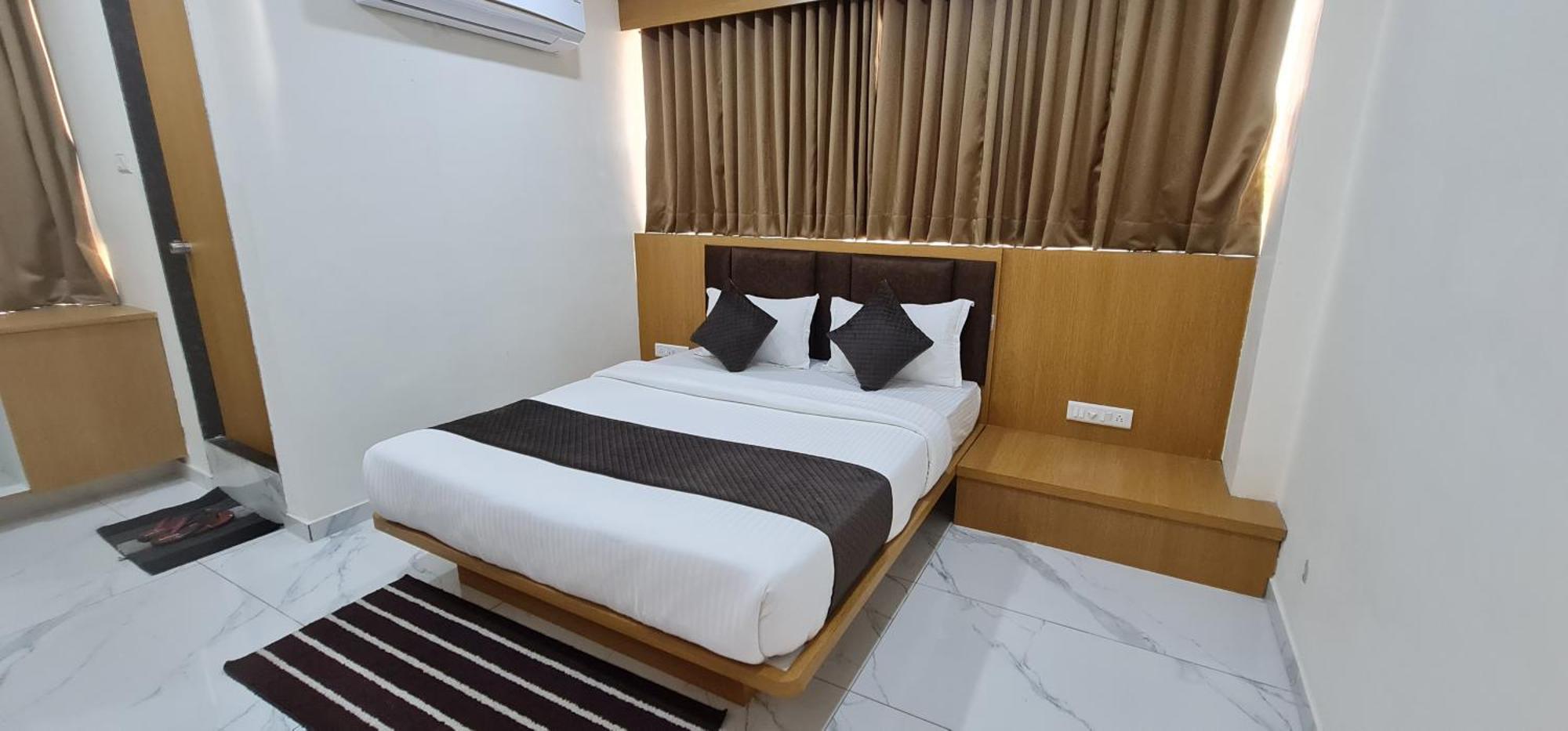 Hotel Vivan Vadodara Kültér fotó