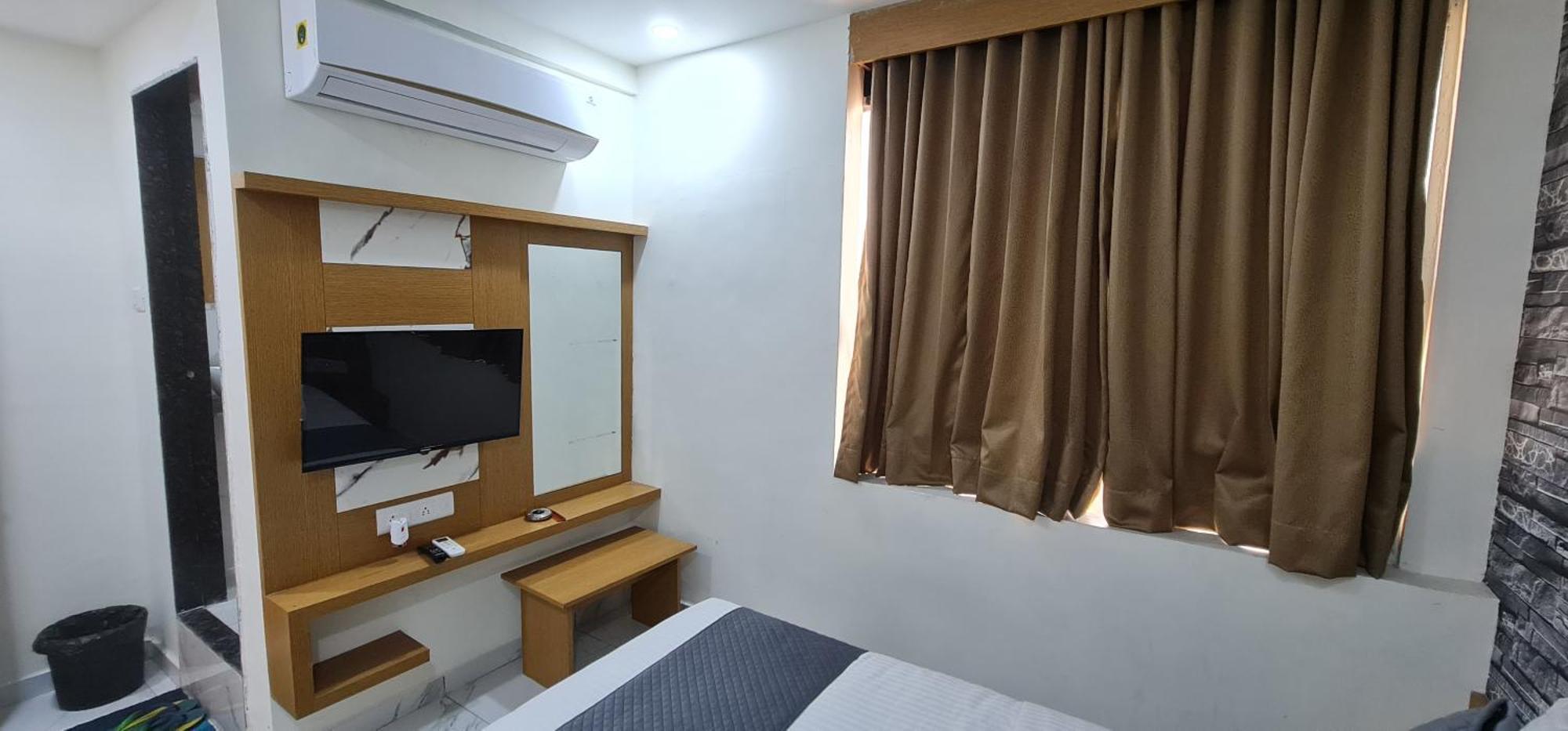 Hotel Vivan Vadodara Kültér fotó